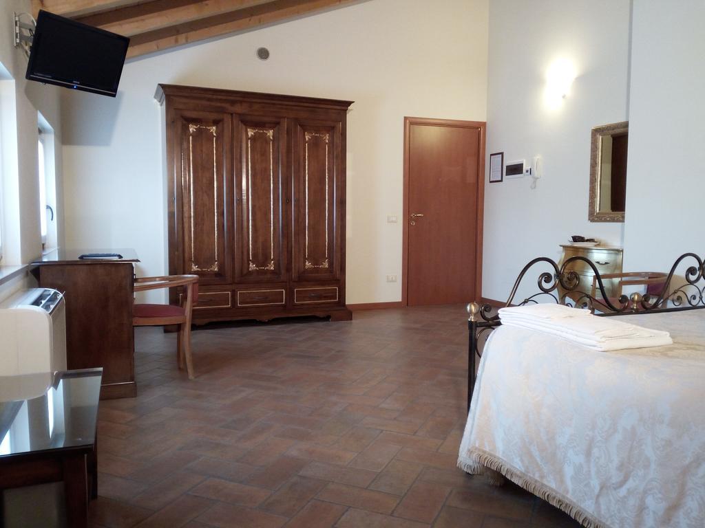 Bb Mambrotta Guest House San Martino Buon Albergo Ngoại thất bức ảnh